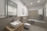 Badezimmer - ELEGANT RENOVIERTE 3-ZIMMER-WOHNUNG IN FLINGERN, FREI AB SOFORT