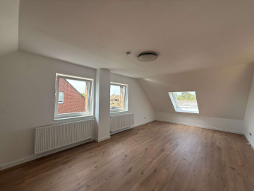 MODERN SANIERTE 3-ZIMMER-WOHNUNG – IHR NEUER ERSTBEZUG!, 41472 Neuss, Dachgeschosswohnung