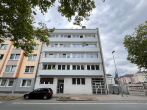 Hausansicht_ - *ZENTRALER GEHT’S KAUM* – 1 ZI APARTMENT MIT BALKON