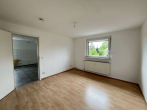 Wohnzimmer - BEZUGSFREIE 2 ZI WOHNUNG MIT GARTEN – GÜNSTIG IN DÜSSELDORF