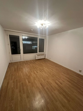 GROßZÜGIGE 4 ZI. WOHNUNG MIT SONNIGEM BALKON, 40595 Düsseldorf, Etagenwohnung