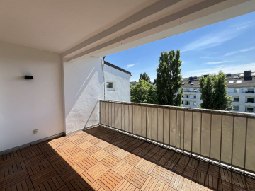 *TOLLE 3 ZI WOHNUNG MIT BALKON* – SCHÖNE GROßE RÄUME, 40239 Düsseldorf, Dachgeschosswohnung