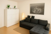 Wohnzimmer B2 - -I| 1, 2, MEINS || Attraktive Mansarden-Wohnung || WOHNEN IM FH-VIERTEL |I-