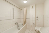Badezimmer - -I| 1, 2, MEINS || Attraktive Mansarden-Wohnung || WOHNEN IM FH-VIERTEL |I-