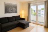 Wohnzimmer B1 - -I| 1, 2, MEINS || Attraktive Mansarden-Wohnung || WOHNEN IM FH-VIERTEL |I-